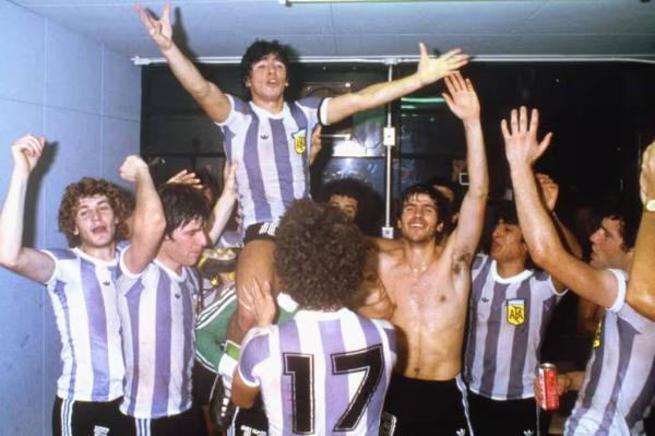 Diego Maradona (digendong) menjadi bintang pada Piala Dunia U-20 1979. (Foto: FIFA)