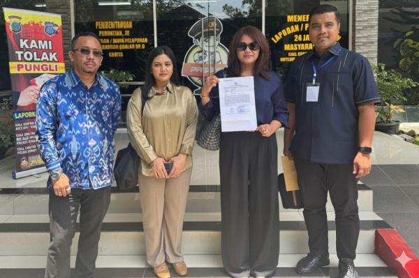Kuasa hukum influencer Heraloebs saat melaporkan akun Ferry Irwandi ke Polda Sumut. (Foto: iNews Medan)