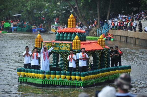 Perahu hasil daur ulang botol plastik Penampakan perahu hasil daur ulang botol plastik AMDK memeriahkan Peringatan Hari Sungai Sedunia di aliran Sungai Ciliwung, Jakarta Timur, Minggu (28/9/2025). (Foto: Ist)