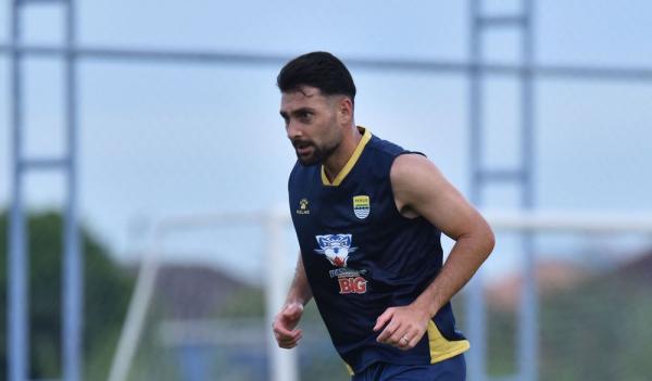 Bek Persib Bandung Frans Putros Bek Persib Bandung Frans Putros pernah tiga musim membela Port FC, klub yang menjadi rival langsung Bangkok United di Thai League. (Foto: Persib)