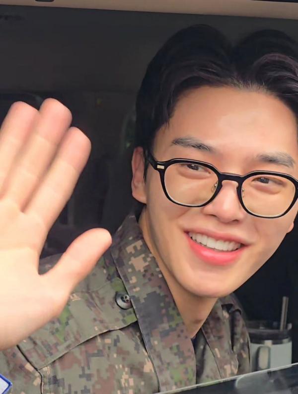 Aktor Song Kang selesai wamil. (Foto: X)