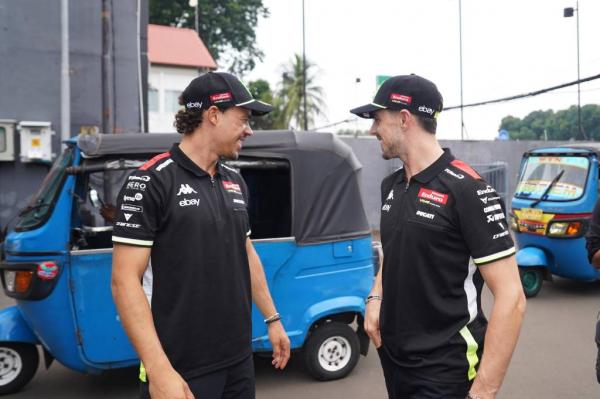 Franco Morbidelli Duo pembalap Pertamina Enduro VR46, Franco Morbidelli dan Fabio Di Giannantonio, kompak naik bajaj di Jakarta, Rabu (1/10/2025). (Foto: Pertamina Lubricants)
