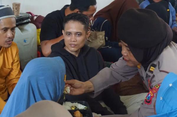 Polwan dampingi keluarga korban Ponpes Al Khoziny Polwan dampingi keluarga korban Ponpes Al Khoziny ambruk di Sidoarjo, berikan trauma healing dan bantuan makanan. (Foto: Humas Polri)