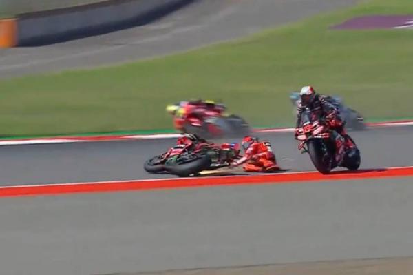 Marc Marquez Marco Bezzecchi Kecelakaan Marc Marquez (kiri) bersenggolan dengan Marco Bezzecchi pada race MotoGP Mandalika 2025 di Sirkuit Mandalika 2025, Minggu (5/10/2025) siang. (Foto: MotoGP)