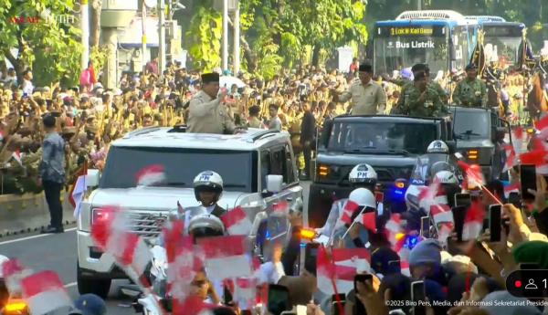 Prabowo Sapa Warga Prabowo menyapa warga yang hadir meramaikan HUT ke-80 TNI. (Foto: Tangkapan layar Youtube)
