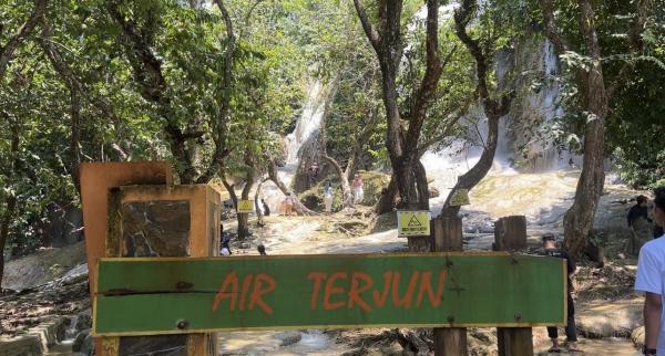 Air terjun di pantai pelang Air terjun di Pantai Pelang, Trenggalek. (Foto: Annastasya Rizqa)