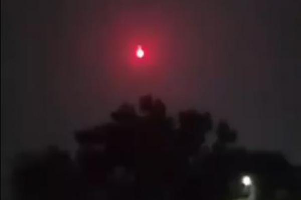 meteor jatuh di cirebon Tangkapan layar benda diduga meteor jatuh dari langit di wilayah Cirebon, Minggu (5/10/2025) malam. (Foto: X)