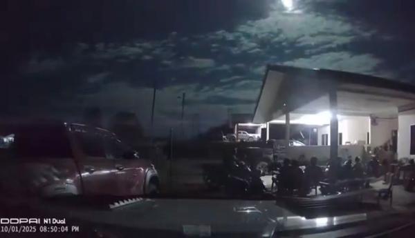 Meteor jatuh di Sarawak, Malaysia pada 1 Oktober 2025. (Foto: X)