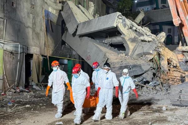 Petugas SAR gabungan mengevakuasi korban reruntuhan bangunan musala Ponpes Al Khoziny, Buduran, Sidoarjo yang ambruk. (Foto: BNPB)