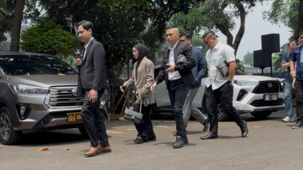Lesti dan Billar Lesti Kejora dan Rizky Billar hadiri Polda Metro Jaya. (Foto: Ravie Wardani)