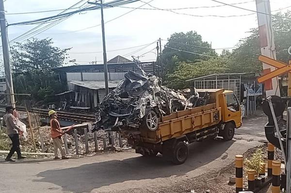 Mobil Mercy di reruntuhan Ponpes Evakuasi mobil Mercy yang hancur akibat reruntuhan bangunan di Ponpes Al Khoziny, Sidoarjo. (Foto: iNews Sidoarjo)
