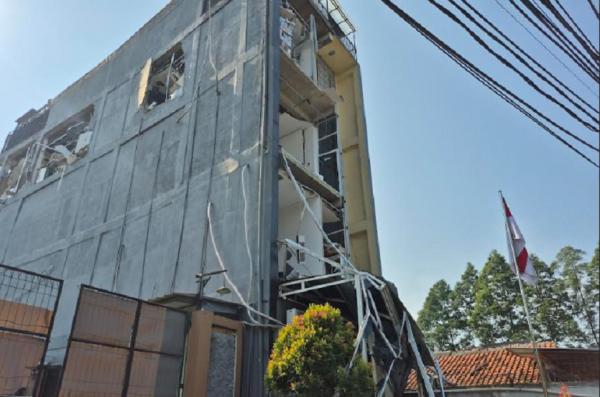 Gedung Farmasi di Tangsel Meledak 2 Penampakan Gedung Nucleus di Tangerang Selatan usai meledak misterius, Rabu (8/10/2025). (Foto: Arie Dwi Satrio)