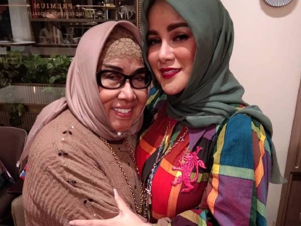 Olla Ramlan dan ibunda tercinta. (Foto: Instagram)