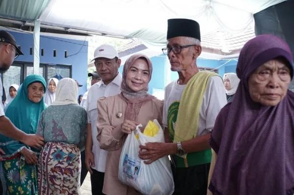 Bupati Serang Ratu Rachmatuzakiyah 2 Bupati Serang Ratu Rachmatuzakiyah bersilaturahmi ke Desa Cikedung, Kecamatan Mancak. (Foto: dok Pemkkab Serang)