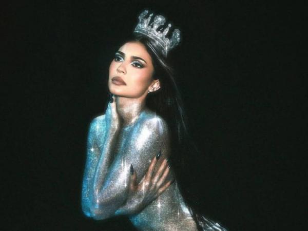 Kylie Jenner Pakai Mahkota Rinaldy Yunardi Kylie Jenner pakai mahkota rancangan Rinaldy Yunardi. (Foto: Instagram)