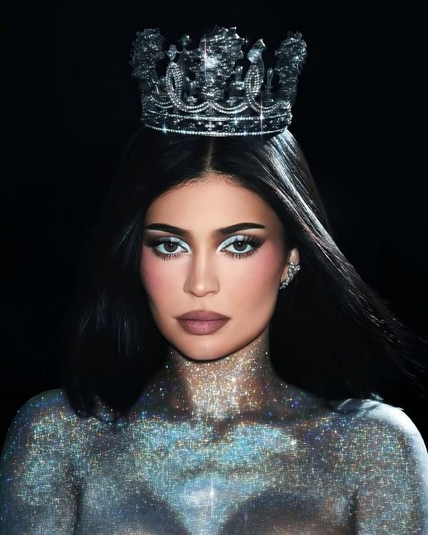 Mahkota Rinaldy Yunardi dipakai Kylie Jenner Mahkota Rinaldy Yunardi dipakai Kylie Jenner. (Foto: Instagram)