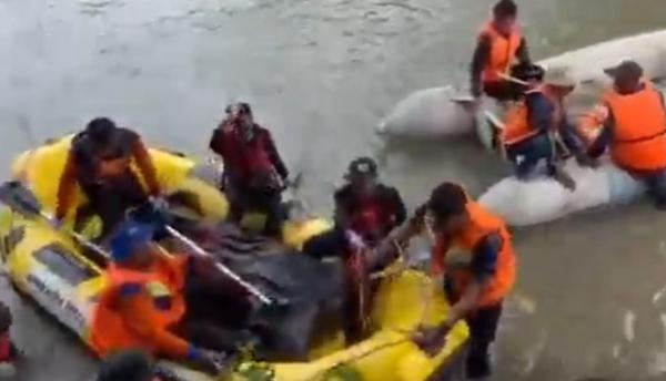 SAR Tegal Tim SAR menemukan dua pelajar SMA yang tewas tenggelam saat membuat konten video terjun dari jembatan Kali Gung, Jumat 916/10/2025). (Foto: iNews)