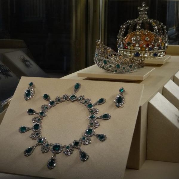 Perhiasan di Museum Louvre Perhiasan yang ada di Galerie D Apollon Museum Louvre Paris yang diduga telah dicuri. (Foto: X)