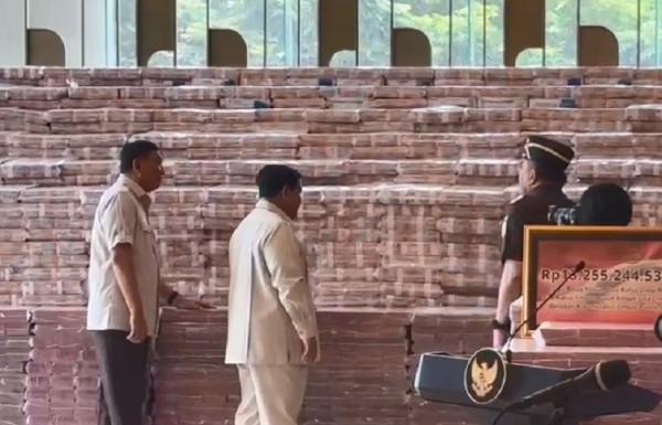 Prabowo Lihat Tumpukan Uang Sitaan Rp13,25 T Momen Presiden Prabowo didampingi Jaksa Agung ST Burhanuddin dan Menhan Sjafrie Sjamsoeddin melihat tumpukan uang pengganti kerugian negara Rp13,25 triliun. (Foto: Riyan Rizki)