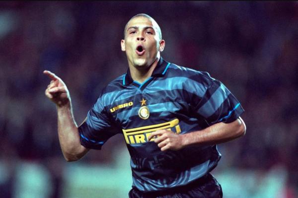 Ronaldo Nazario menjadi fenomena lapangan hijau sejak usia muda. (Foto: The Guardian)