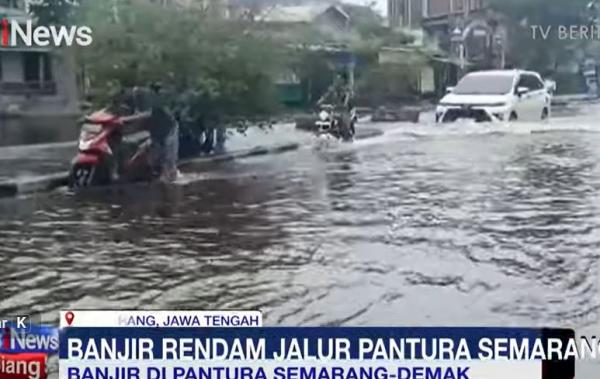 Sejumlah pengendara terjebak banjir di Jalan Pantura Semarang-Demak. (Foto: iNews)