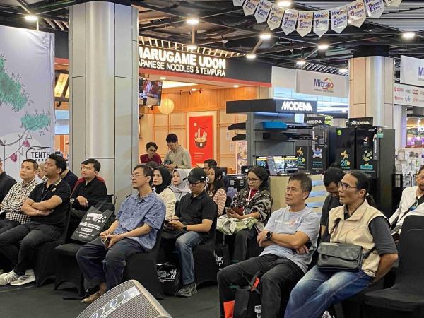 Pengunjung menikmati acara Architect Talkshow. (Foto: dok Mitra10)