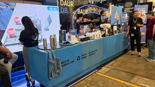 Daur ulang gelas plastik kopi. (Foto: Muhamad Fadli Ramadan)