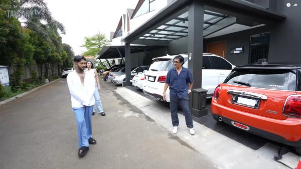 Koleksi Mobil Onad di rumahnya. (Foto: Tangkapan layar Youtube Taulany TV)