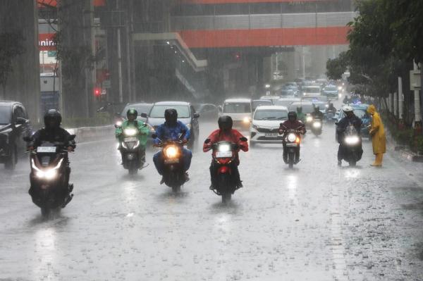 BPBD DKI Ingatkan Potensi Cuaca Ekstrem hingga 27 Januari, Waspada Banjir 