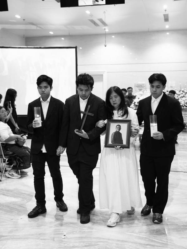 Upacara tutup peti ayah Jerome Polin, Senin (3/11/2025). (Foto: Instagram)