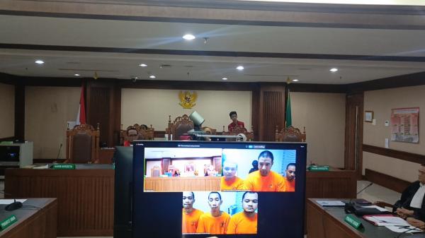 Ammar Zoni dari Nusakambangan Ammar Zoni mengikuti sidang kasus dugaan pengedaran narkoba di lapas dari Nusakambangan. (Foto: Nur Khabibi)