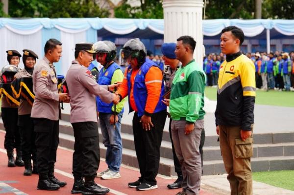 Kapolri Jenderal Listyo Sigit Prabowo memimpin apel Ojol Kamtibmas &ldquo;Sauyunan Jaga Lembur&rdquo; di Lapangan Upakarti, Soreang, Kabupaten Bandung, Sabtu (8/11/2025). (Foto: Ist)