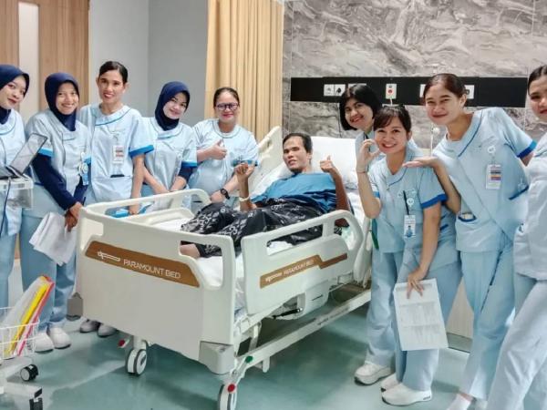Artis lawas Fahmi Bo Fahmi Bo foto bersama dengan para perawat rumah sakit. (Foto: Instagram)