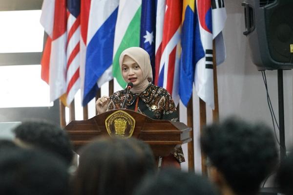 Wali Kota Kediri Vinanda Prameswati saat menjadi pemateri. (Foto: dok Pemkot Kediri)
