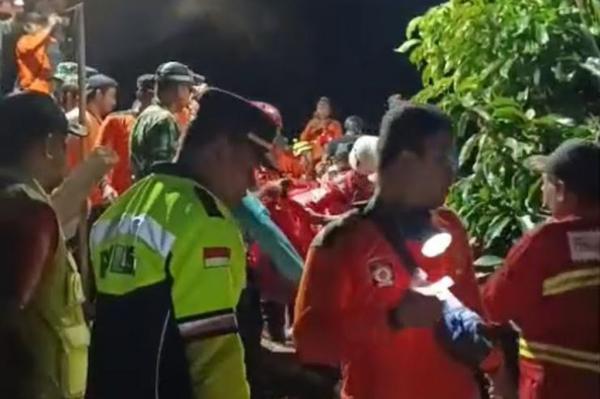 korban longsor cilacap Petugas mengevakuasi korban tewas longsor di Cilacap di Majenang, Kabupaten Cilacap, Jawa Tengah, Kamis (13/11/2025) malam. (Foto: BNPB)