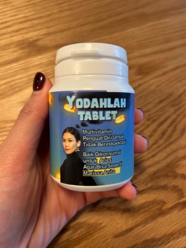 Multivitamin lawak Marissa Anita Marissa Anita memamerkan multivitamin bikinan TikToker Guff Perdana. (Foto: X)