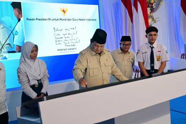 Prabowo Tulis Pesan untuk Murid Presiden Prabowo Subianto menuliskan pesan lewat Interactive Flat Panel (IFP) saat meresmikan program Digitalisasi Pembelajaran untuk Indonesia Cerdas di SMPN 4 Kota Bekasi, Jawa Barat, Senin (17/11/2025). (Foto: BPMI Setpres)