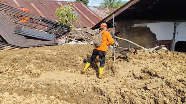Longsor Banjarnegara Pencarian korban bencana longsor di Dusun Situkung, Banjarnegara, Jawa Tengah mengerahkan alat berat dan anjing pelacak, Rabu (19/11/2025). (Foto: iNews).