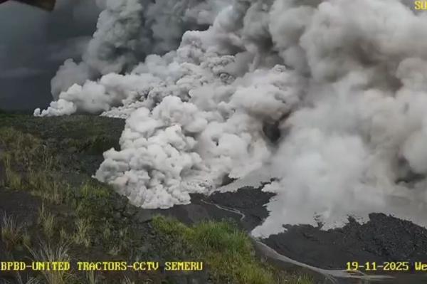 Detik-detik erupsi Gunung Semeru Detik-detik erupsi Gunung Semeru yang terekam CCTV. Saat letusan tersebut ada 178 pendaki yang terjebak di jalur pendakian Ranu Kumbolo. (Foto: INews)