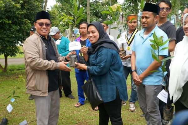 Plt Direktur Penerangan Agama Islam, Ahmad Zayadi saat penanaman pohon pada penutupan Interfaith Harmony Camp 2025 di Bogor. (Foto: kemenag) penanaman pohon bersama