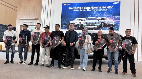 Penerima 10 unit pertama BJ30 Hybrid di GJAW 2025. (Foto: Muhamad Fadli Ramadan)