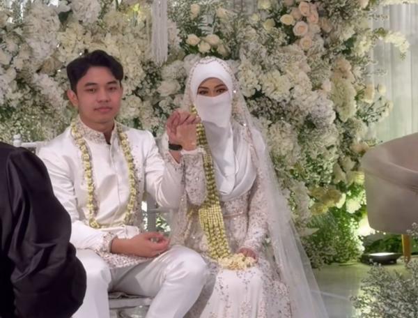 Fiki Naki dan Tinandrose Fiki Naki dan Tinandrose menikah hari ini, Senin (24/11/2025). (Foto: Instagram)