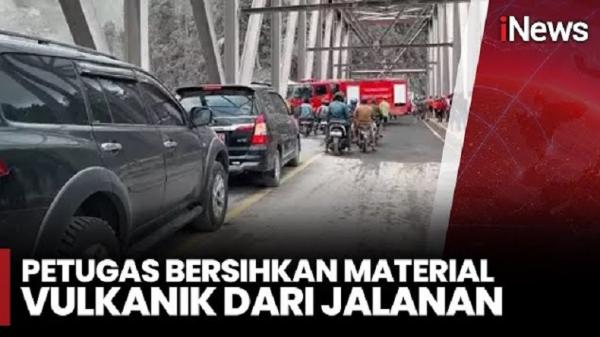 Hujan Abu Gunung Semeru Tutupi Jembatan Keladak Perak, Lalu Lintas Buka Tutup