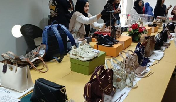 KPK Lelang Barang Sitaan 2 Barang-barang branded, seperti tas dan sepatu Louis Vuitton, sepatu Gucci juga dilelang oleh KPK. (Foto: Nur Khabibi)