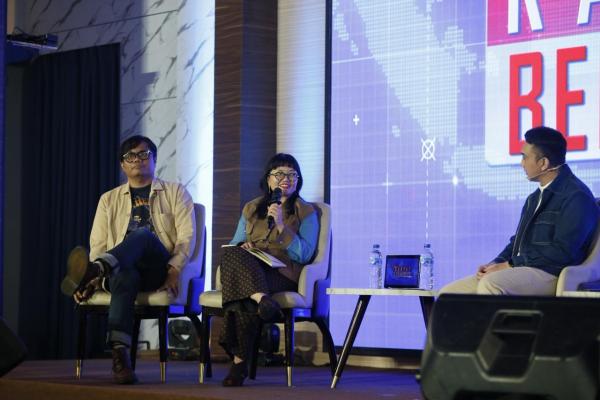 Wamendikti Saintek Stella Christie Wamendikti Saintek Stella Christie memberikan paparan ke generasi muda soal pentingnya berpikir kritis di acara Rakyat Bersuara di Universitas Tarumanegara. (Foto: Aldhi Chandra)