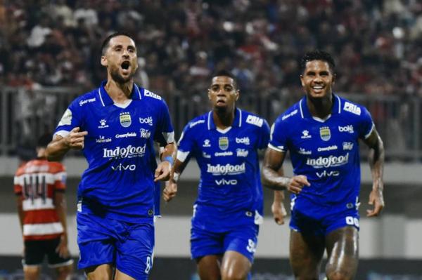 Gelandang Persib Bandung Luciano Guaycochea (kiri) merayakan golnya ke gawang Madura United di Stadion Gelora Ratu Pamelingan, Pamekasan, Minggu (30/11/2025) malam. (Foto: X Persib)