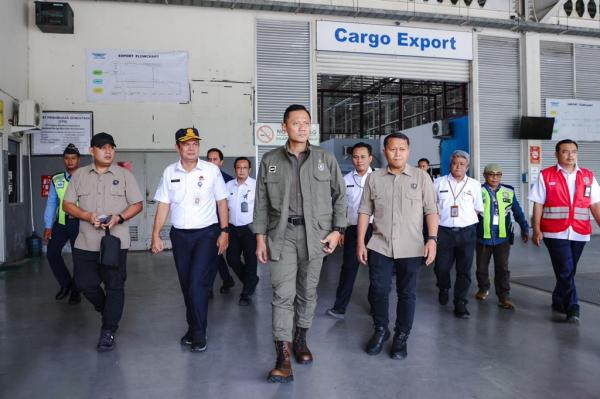Menko IPK, Agus Harimurti Yudhoyono 2 Menko IPK, Agus Harimurti Yudhoyono di Posko Operasi Modifikasi Cuaca sementara di Terminal Kargo Kualanamu, Sumatra Utara. (Foto: Dok. Kemenko IPK)