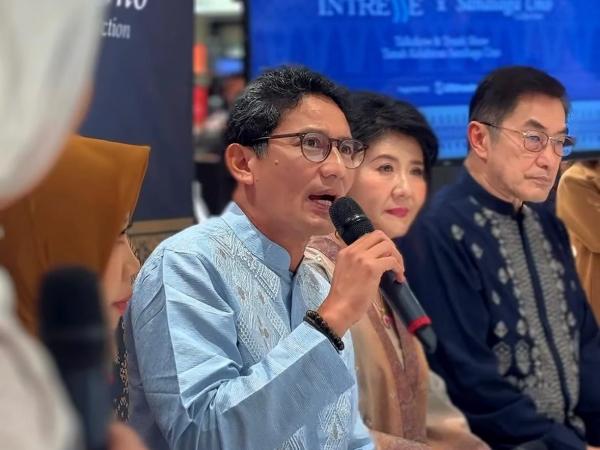Sandiaga Uno bikin koleksi fashion Sandiaga Uno merilis koleksi fashion busana Muslim, hasil kolaborasi dengan jenama Intresse. (Foto: Instagram)