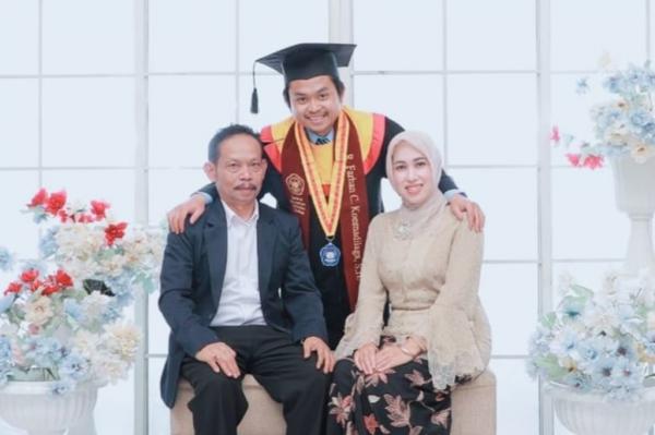 Utayana dan Keluarga Utayana berpose besama istrinya, Cicih Yunarsih dan putra sulungnya, Farhan Cahyana Kusnadi yang berwisuda. (Foto: Dokumentasi Pribadi)