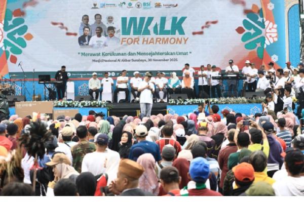 Sholawat Kebangsaan Gelaran Sholawat Kebangsaan dan Walk for Harmony Ditjen Bimas Islam Kemenag di Surabaya disambut antusias warga. (Foto: ist)